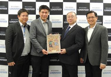 中央左:Vathit Chokwatana タイ工業連盟副会長
中央右:当社佐藤専務