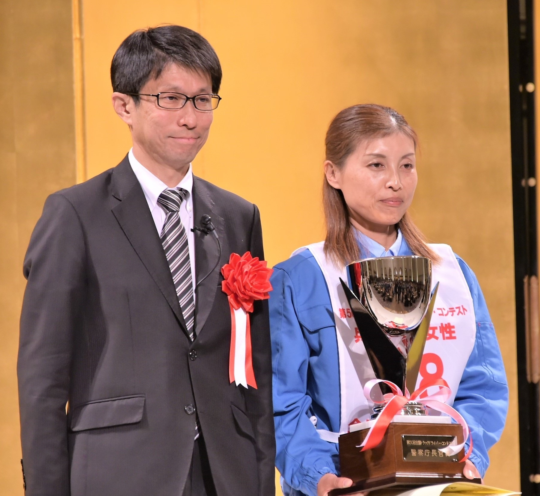 田渕選手（右）と警察庁髙田審議官（左）