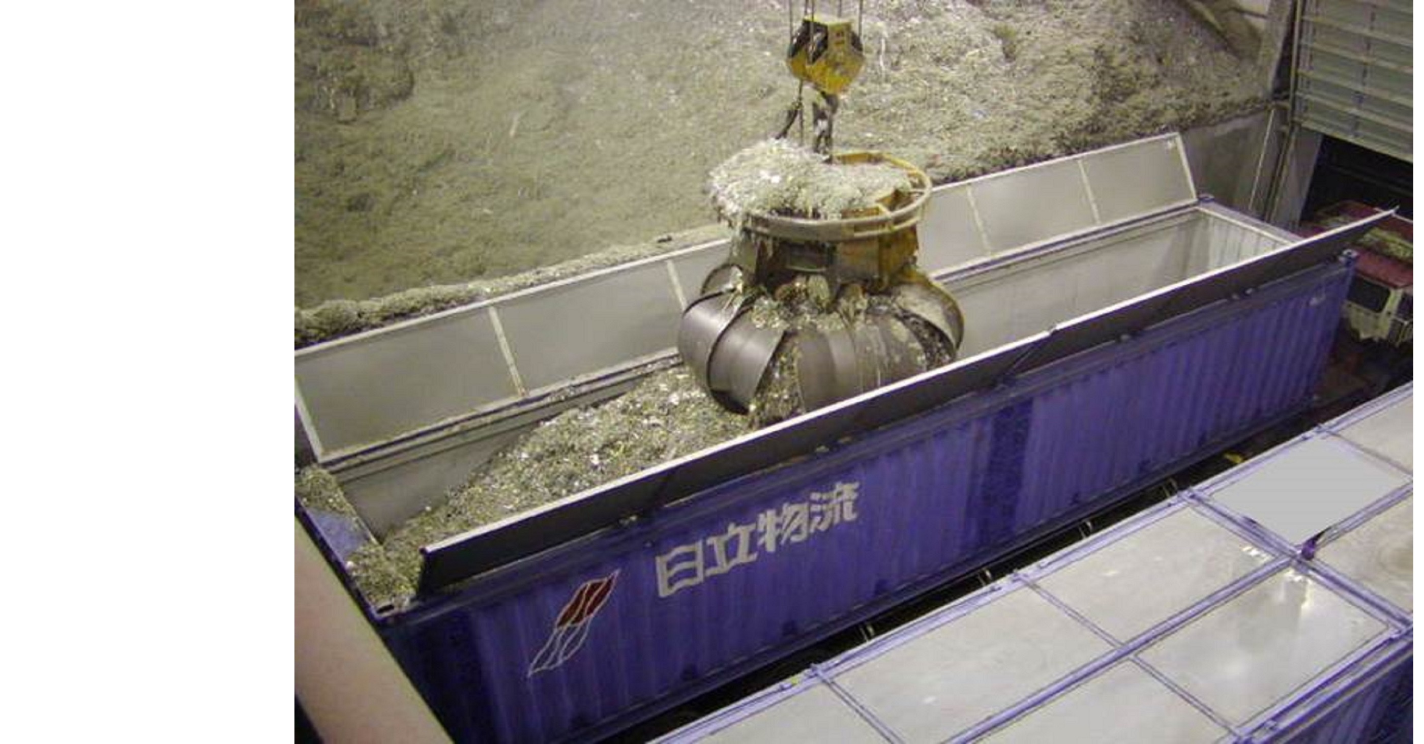 ▲独自開発のオープントップコンテナ